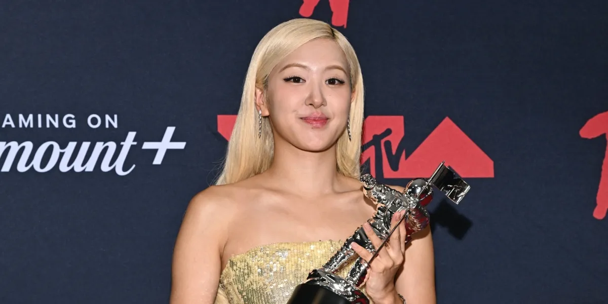 Acara MTV VMA 2025 digelar di Madison Square Garden, New York, pada awal September. Ribuan penonton hadir, termasuk artis besar dunia seperti Taylor Swift, Olivia Rodrigo, hingga grup BTS.
