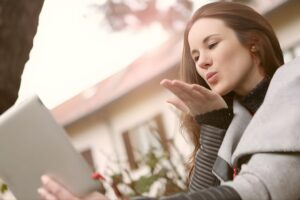 Hubungan Jarak Jauh Masih Bertahan, Ini Strategi yang Banyak Digunakan