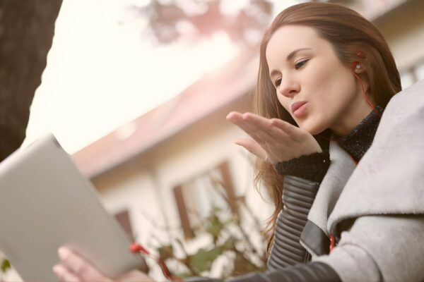 Hubungan Jarak Jauh Masih Bertahan, Ini Strategi yang Banyak Digunakan