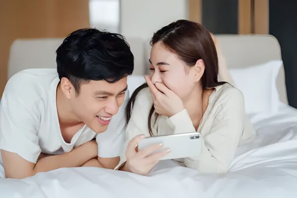 Kesibukan Kerja Picu Jarak Emosional, Ini Cara Menjaga Kedekatan dengan Pasangan